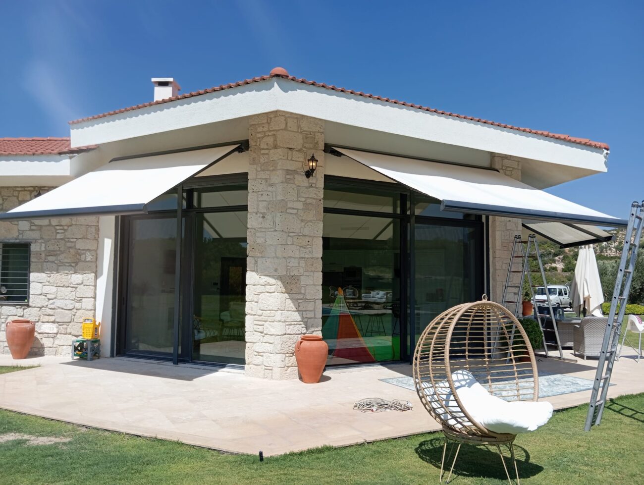 efe tente, efe tente gölge sistemleri, pergola, pergola sistemleri, otomatik pergola, bioclimatik pergola, tente sistemleri, ithal kasetli tente, mafsallı tente, dekoratif tente, gölgelendirme sistemleri, özel tasarım tente, teras kapatma, bahçe gölgelendirme, şezlong minderi, ahşap loca, kabana sistemleri